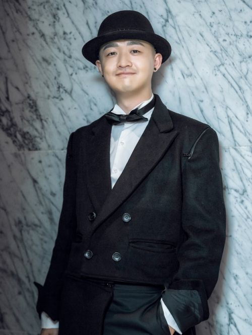 包贝尔，原名艾志超，1984年5月3日出生于黑龙江省哈尔滨市，中国内地男演员、导演，毕业于北京电影学院继续教育学院大专班。
2003年因在电视剧《别动我的抽屉》饰演李涛而出道。2008年凭借《复活的三叶虫》中齐小满一角在第16届大学生电影节获得“最受欢迎男演员”提名。2010年出演电影《决战刹马镇》。2011年出演电影《画壁》。2013年5月出演喜剧电影《临终囧事》。2014年出演古装电视剧《大汉情缘之云中歌》。2015年9月25日，参演喜剧电影《港囧》。12月，包贝尔执导古装电视剧《欢喜密探》。2016年包贝尔与母亲包锋加盟真人秀《旋风孝子》；同年主演电影《陆垚知马俐》。2017年，包贝尔监制并主演科幻喜剧《欢喜猎人》。2018年，包贝尔出品网络大电影《暴走狂花》；同年自编自导喜剧片《胖子行动队》上映。2019年主演犯罪动作电影《“大”人物》。2020年领衔主演喜剧电影《我的女友是机器人》。2020年，出演现实题材电影《勇敢的你》。